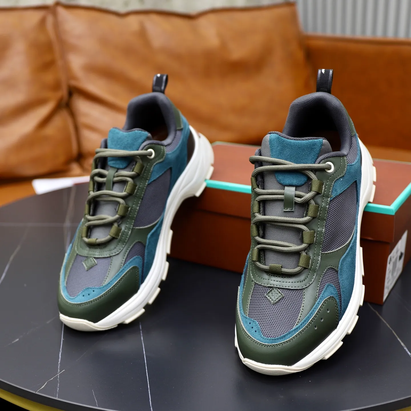 Factory price: 💰520Loropiana LP men's shoes ♞size; 38-44 "45.46 customization" cowhide stitching. It is really easy to wear, lazy, loose, casual, perfect comfort. There are many color choices, and they all look good with clothes. Is it true that Loropiana can bring social value? “Loropiana is the best thing money can buy”